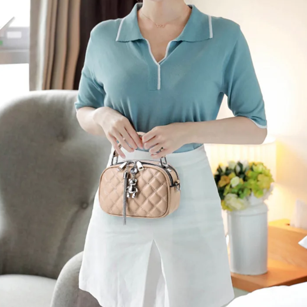 Bolsa feminina em couro ecológico com pingente - Meredith