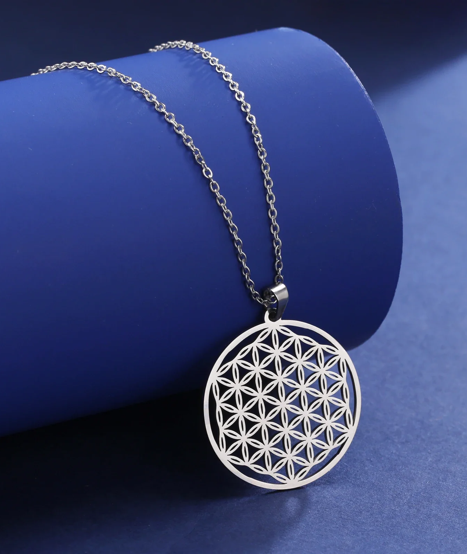 Colar feminino folheado com medalhão Flor da Vida