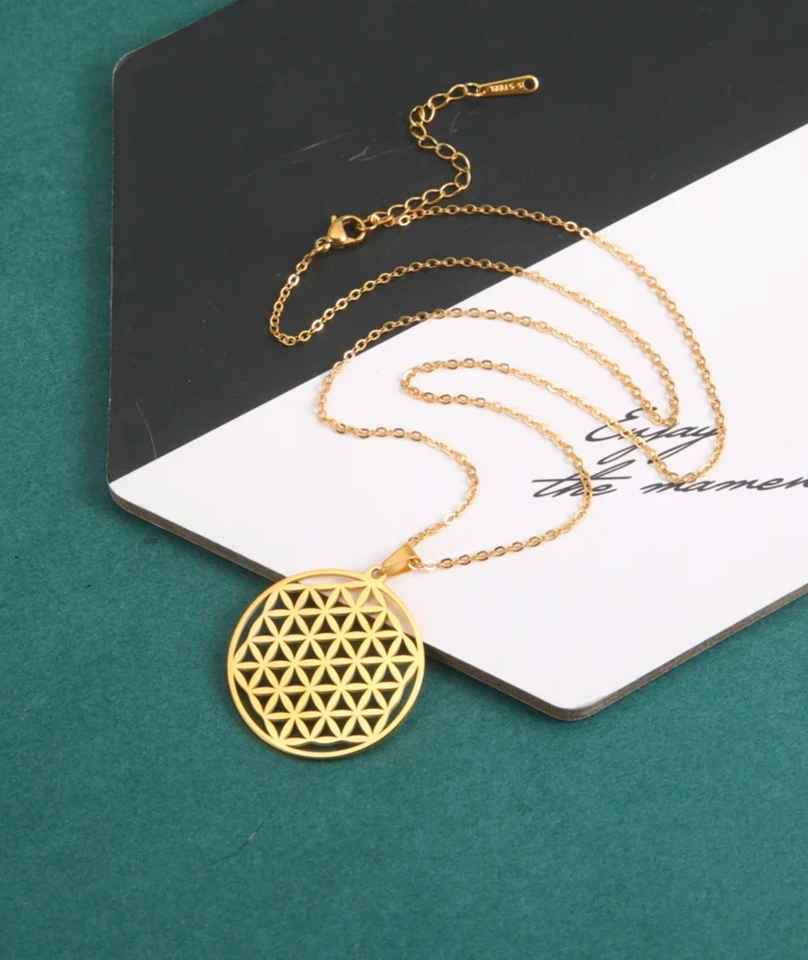 Colar feminino folheado com medalhão Flor da Vida