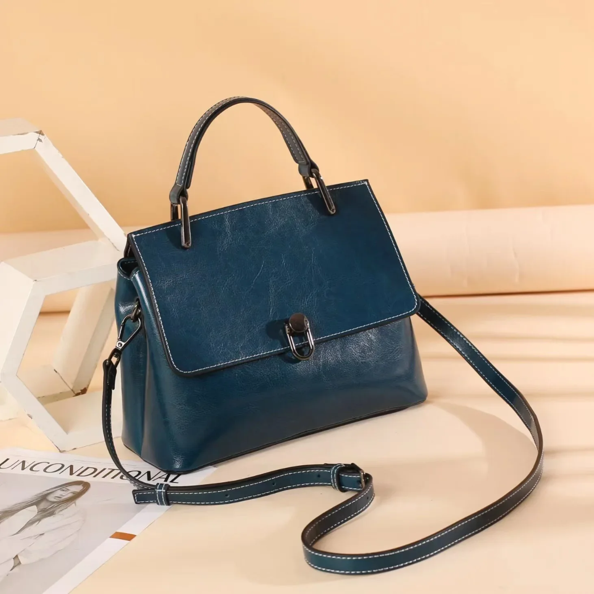 Bolsa feminina de mão e alça adicional de couro legitimo - Livia