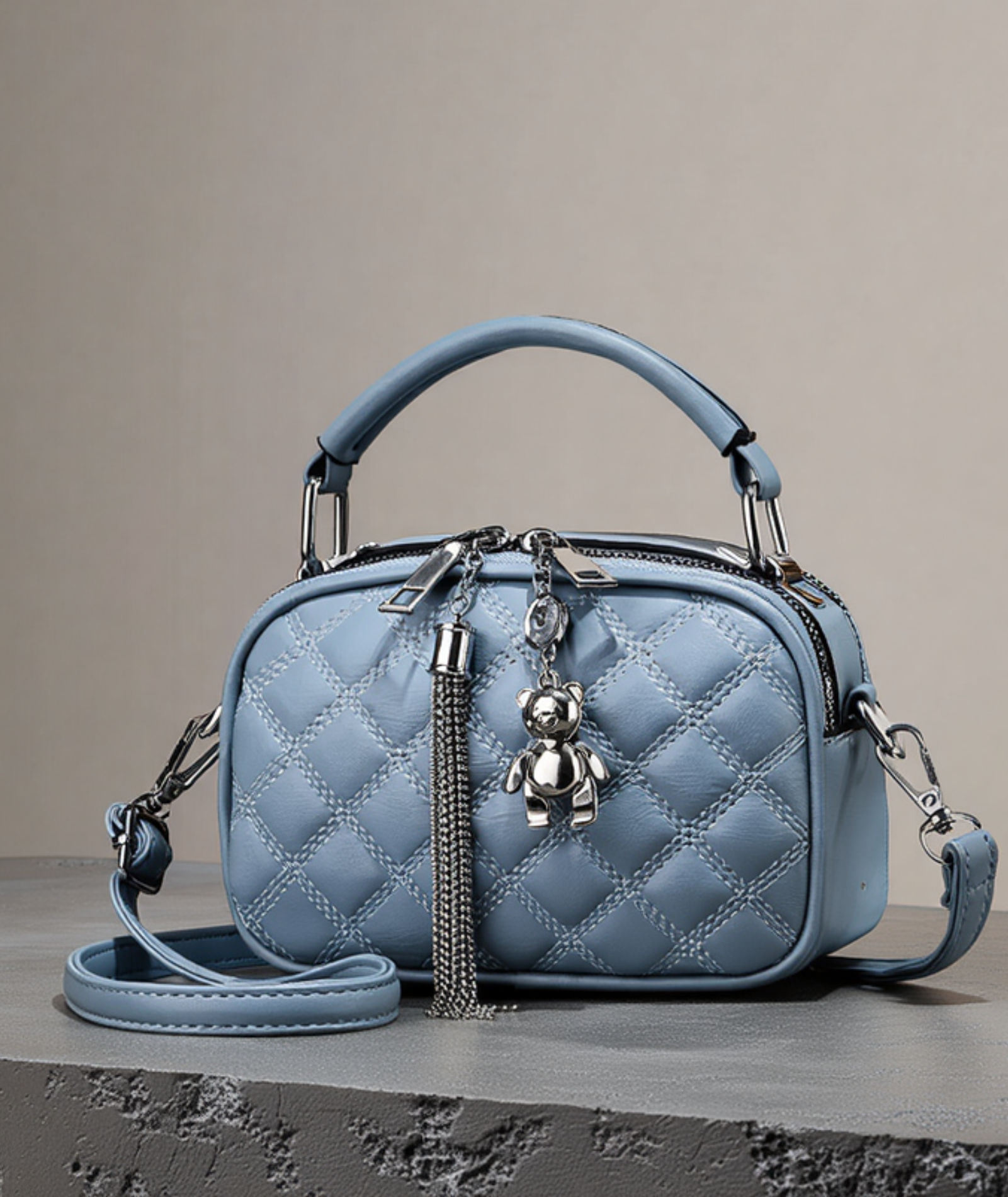 Bolsa feminina em couro ecológico com pingente - Meredith