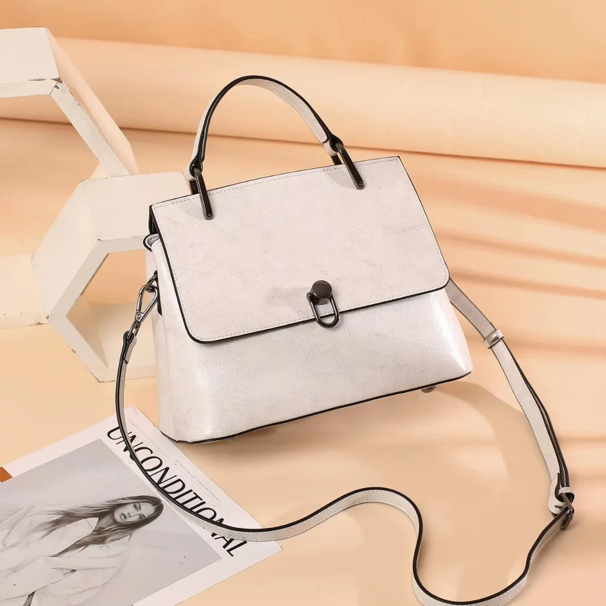 Bolsa feminina de mão e alça adicional de couro legitimo - Livia