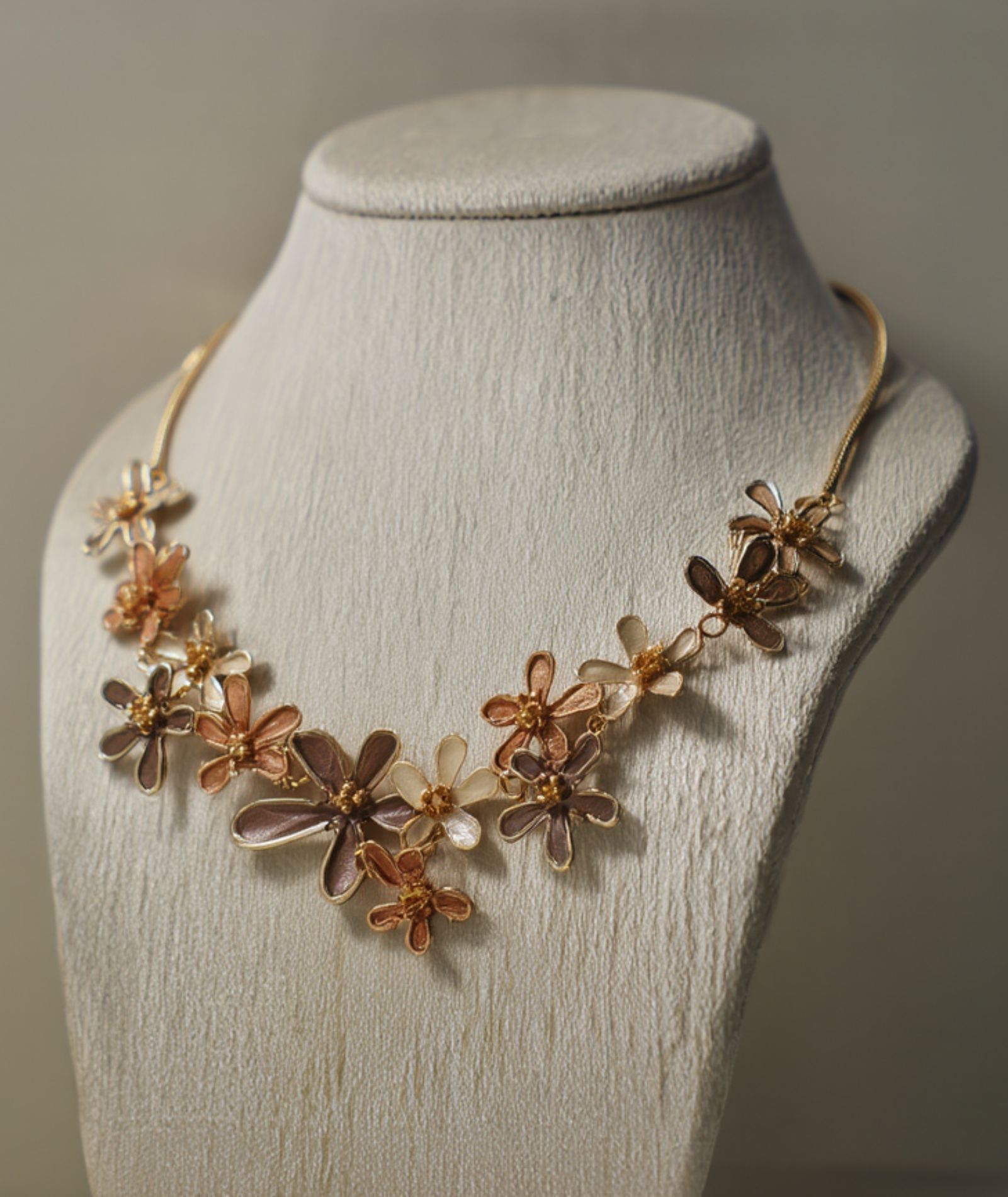 Conjunto feminino colar e brincos folheado floral