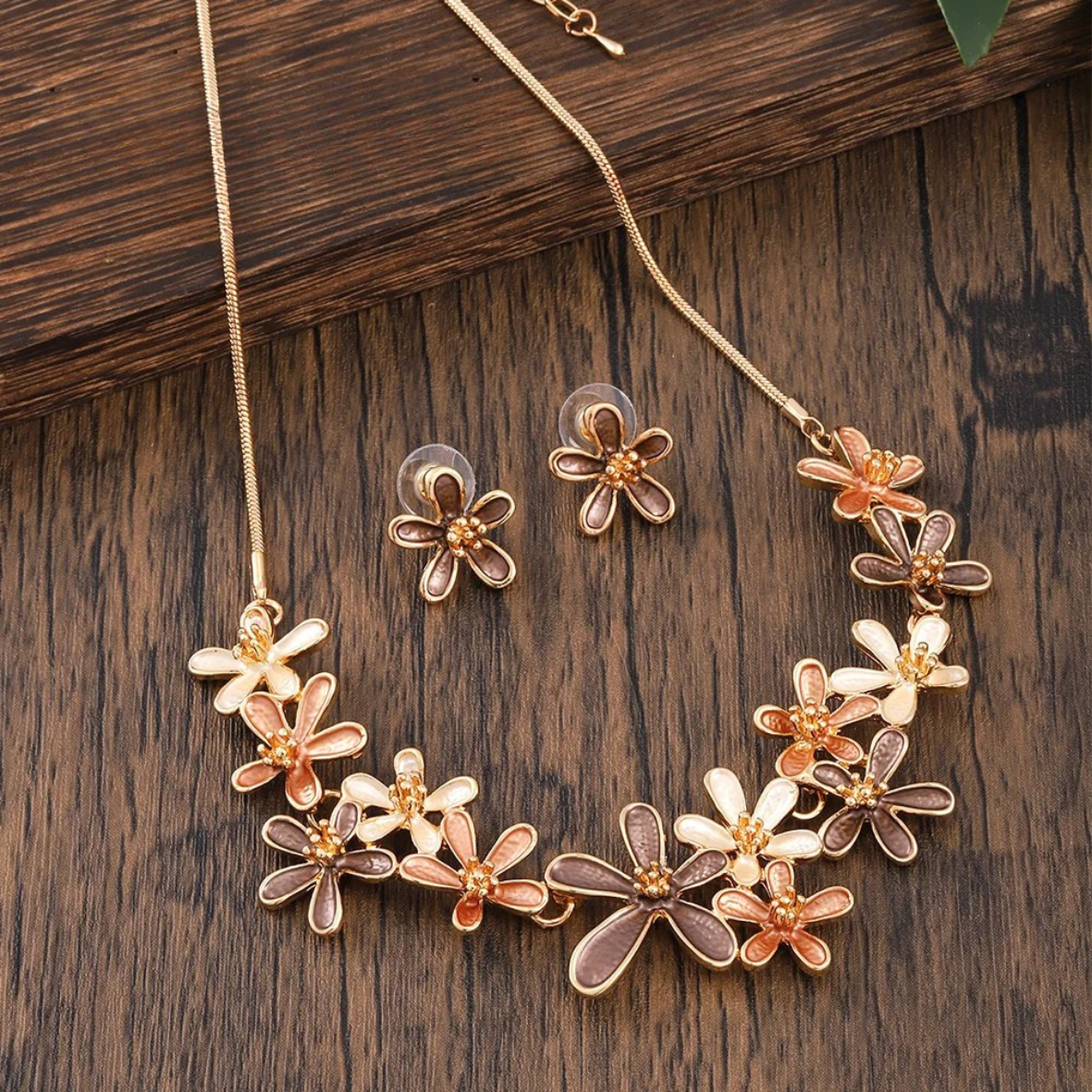 Conjunto feminino colar e brincos folheado floral