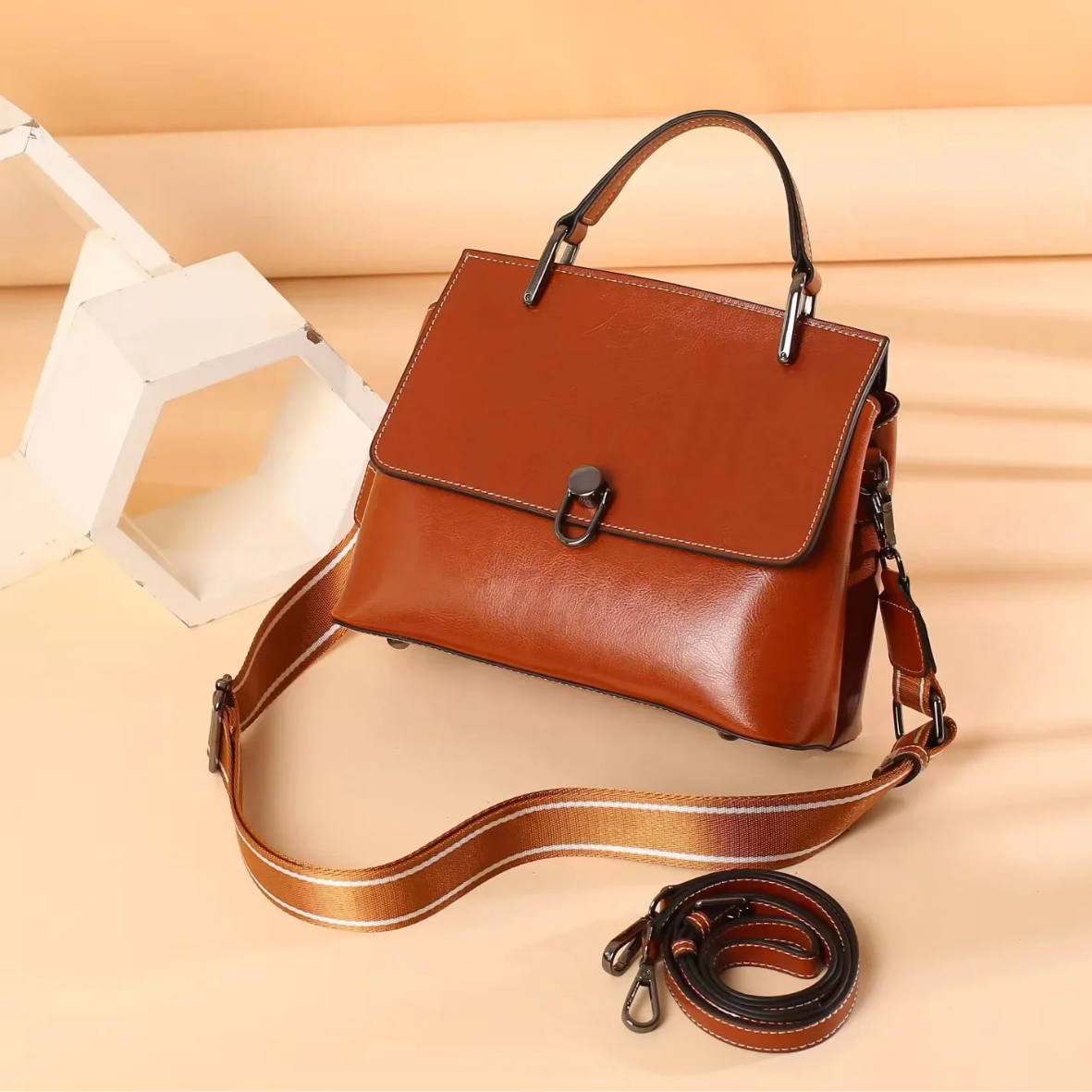 Bolsa feminina de mão e alça adicional de couro legitimo - Livia