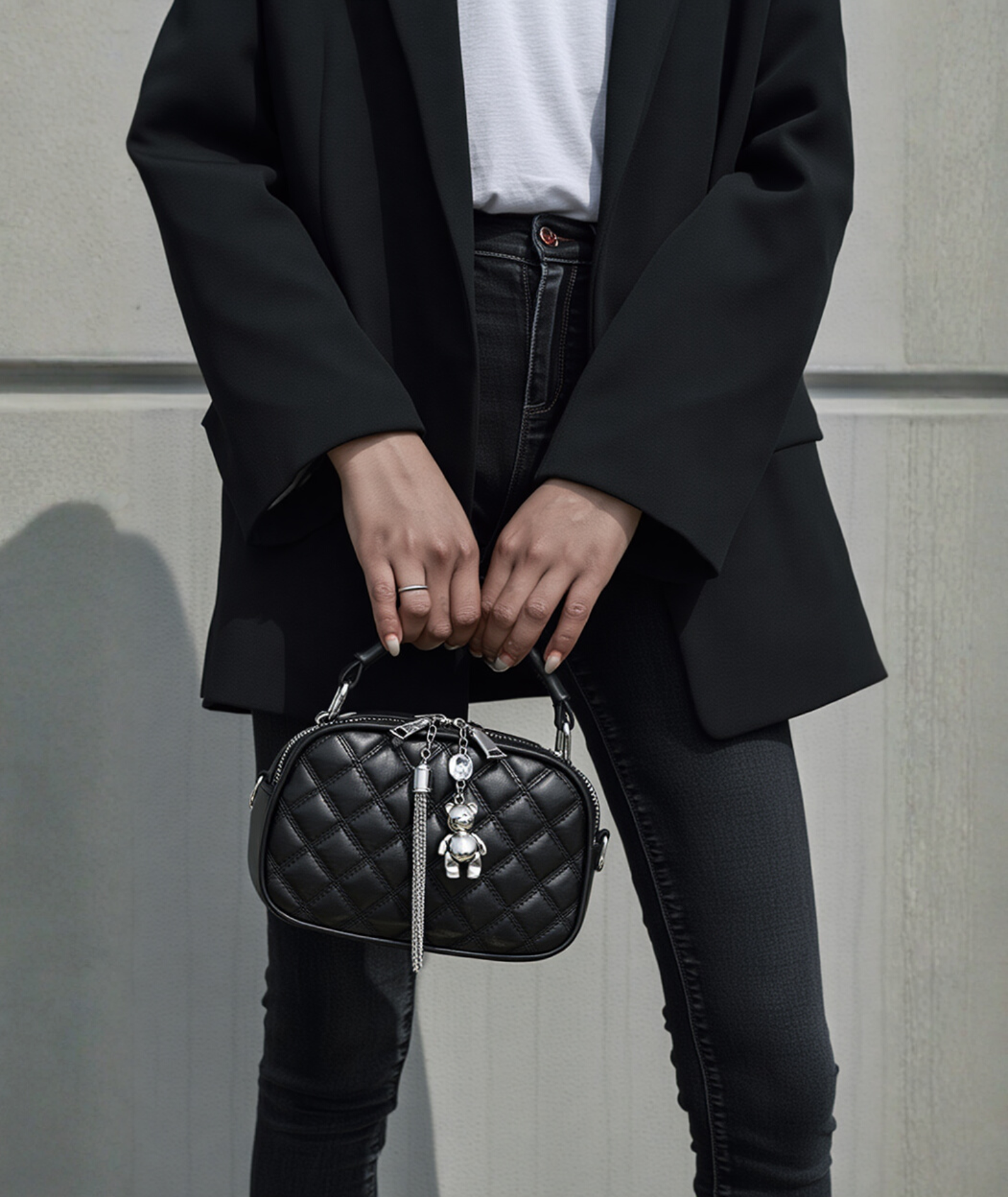 Bolsa feminina em couro ecológico com pingente - Meredith