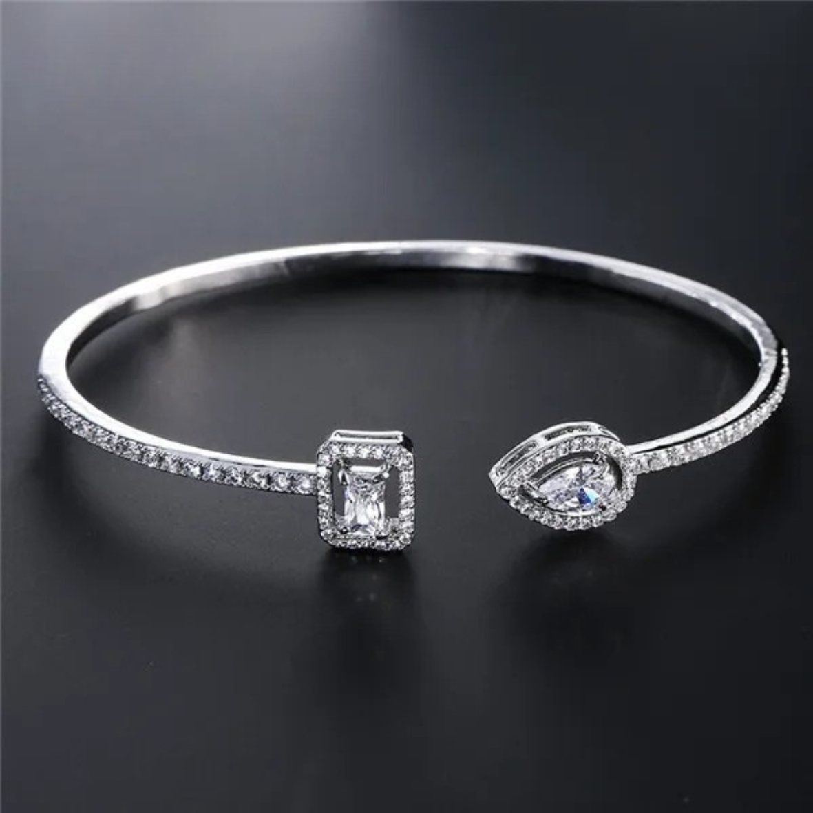 Bracelete feminino folheado com pedras de zircônia - Golden Shine