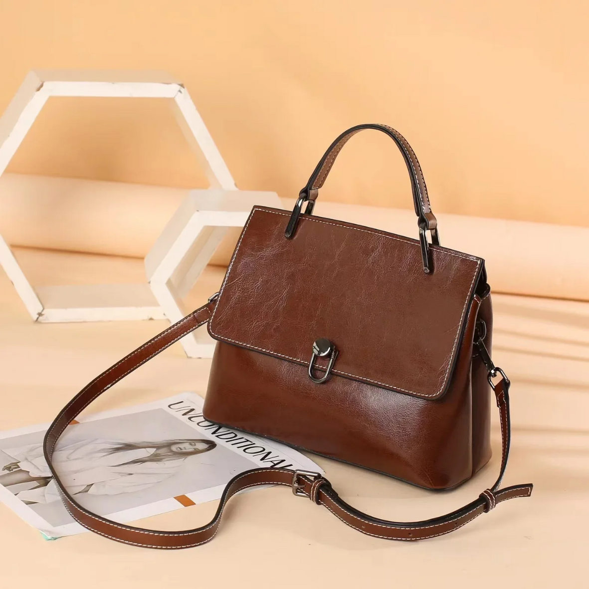 Bolsa feminina de mão e alça adicional de couro legitimo - Livia