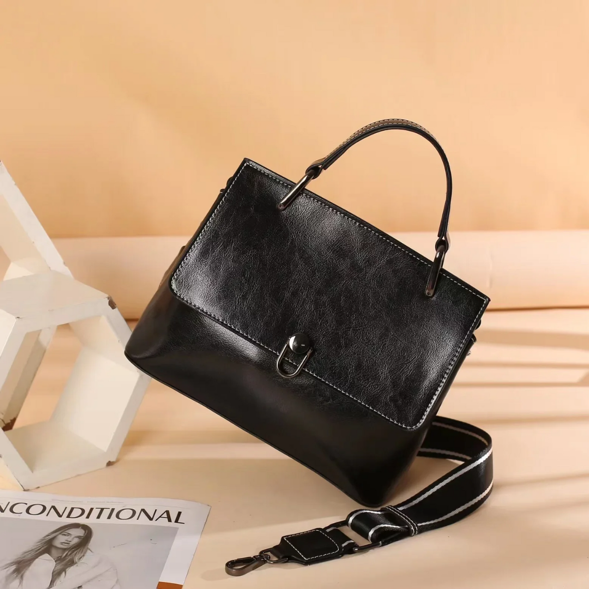 Bolsa feminina de mão e alça adicional de couro legitimo - Livia