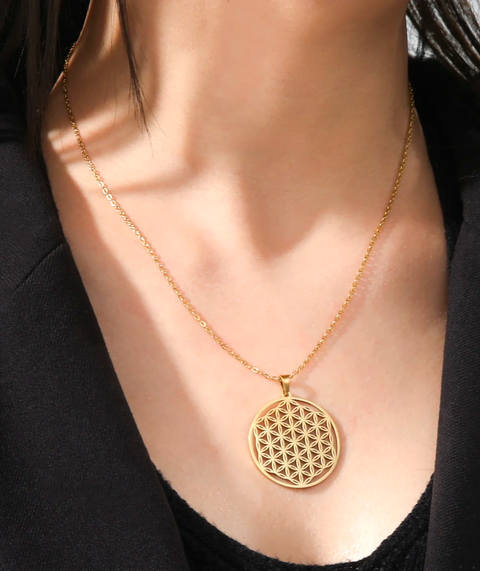 Colar feminino folheado com medalhão Flor da Vida