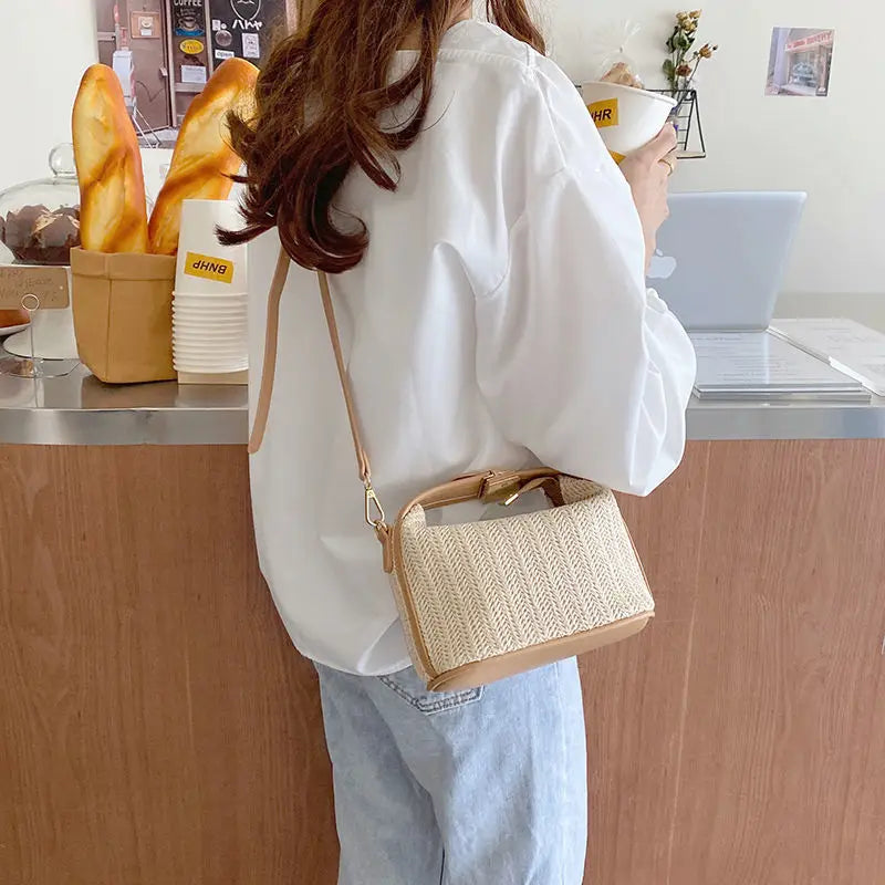 Bolsa feminina de mão e alça estilo ratan