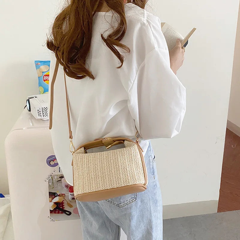 Bolsa feminina de mão e alça estilo ratan