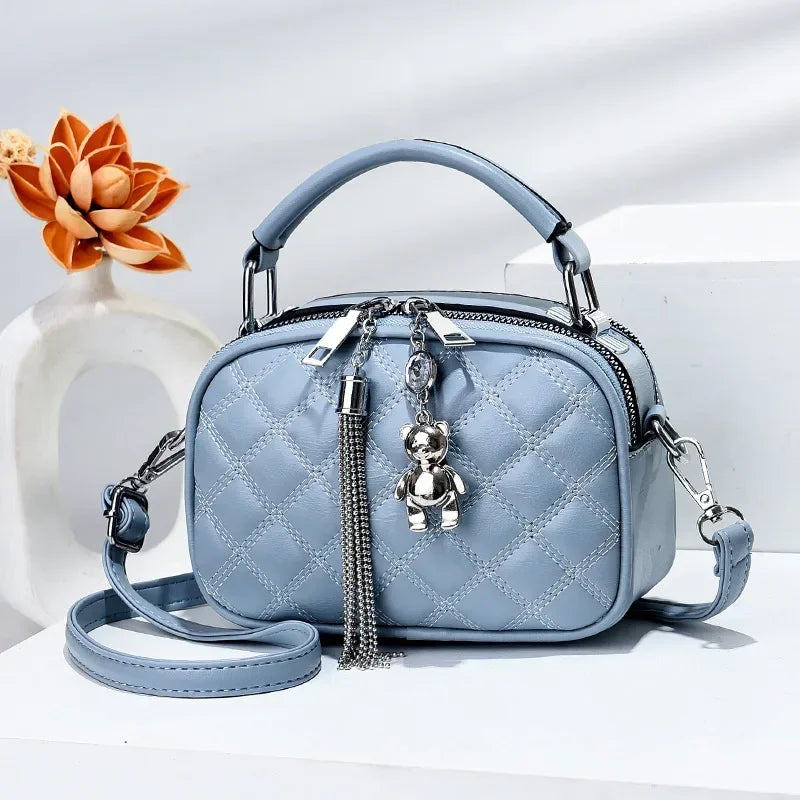 Bolsa feminina em couro ecológico com pingente - Meredith