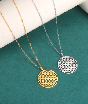 Colar feminino folheado com medalhão Flor da Vida