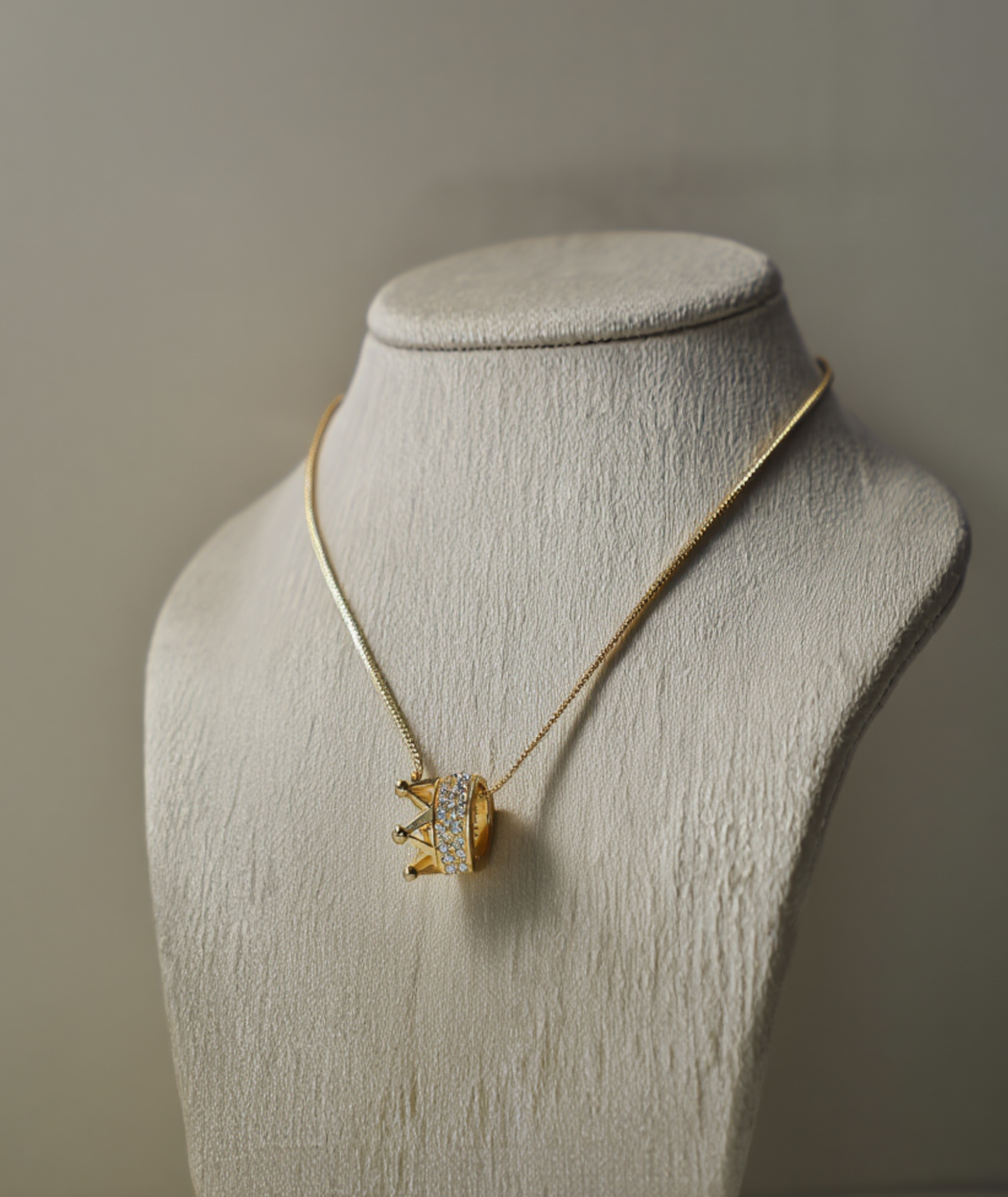 Colar feminino prata 925 e folheado a ouro pingente coroa