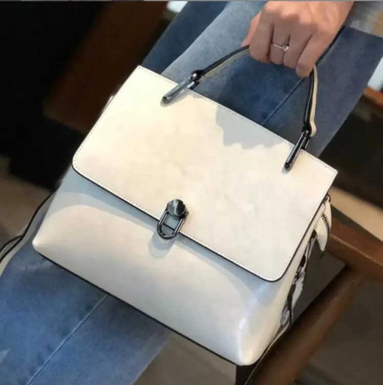 Bolsa feminina de mão e alça adicional de couro legitimo - Livia