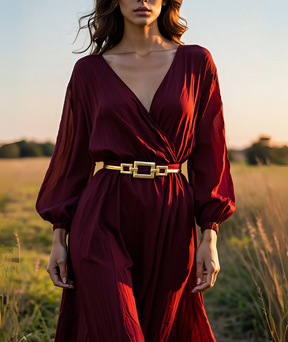 Cinto feminino dourado com fivela decorada em metal