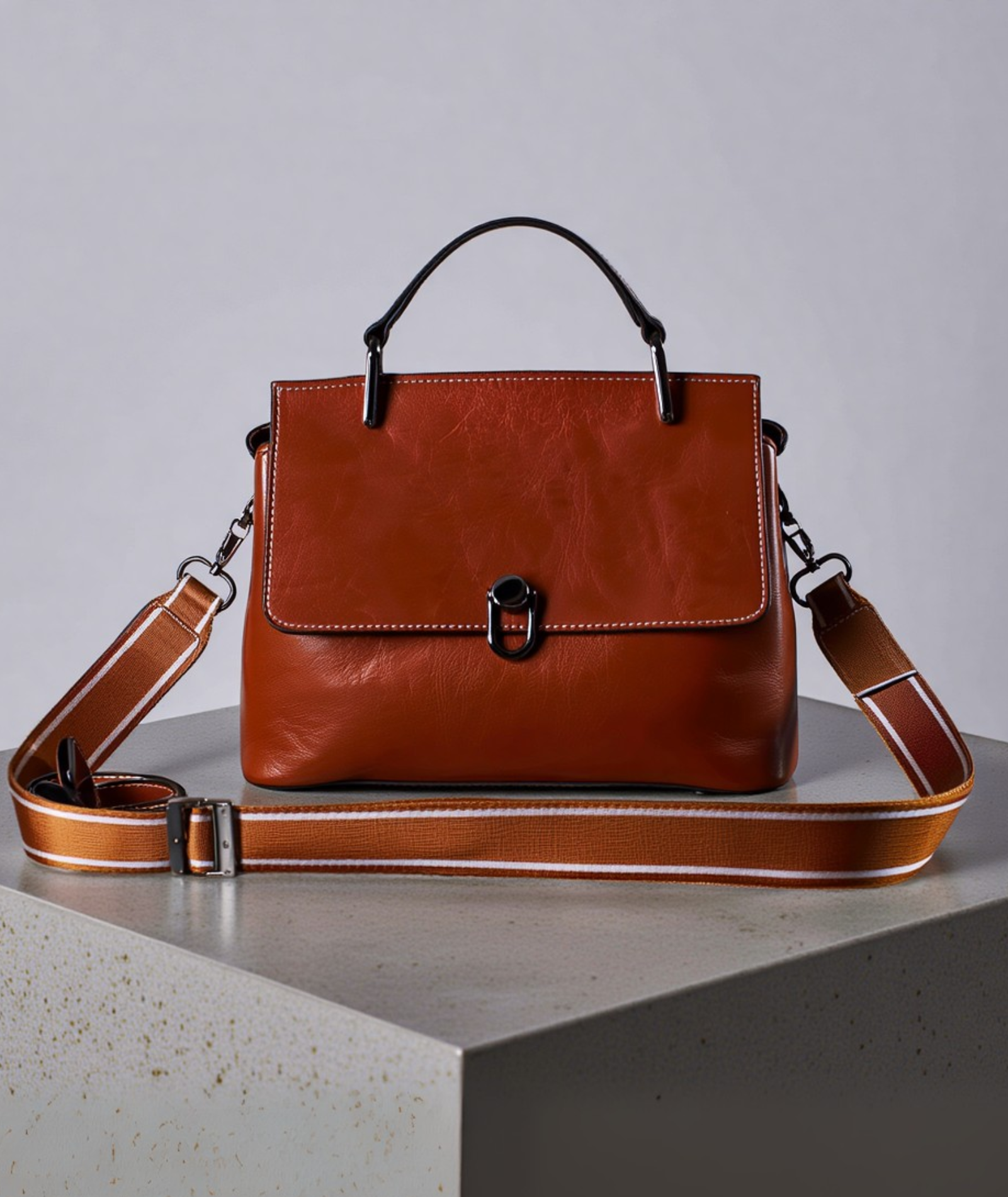 Bolsa feminina de mão e alça adicional de couro legitimo - Livia