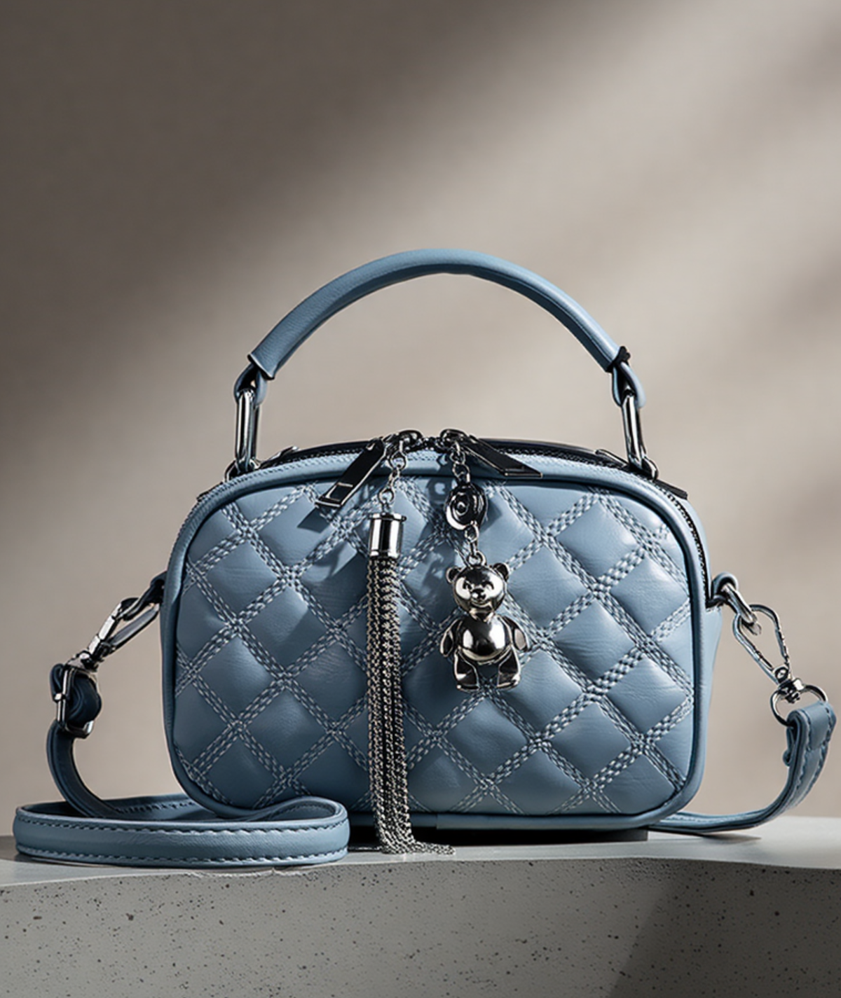 Bolsa feminina em couro ecológico com pingente - Meredith