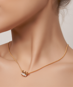 Colar feminino prata 925 e folheado a ouro pingente coroa