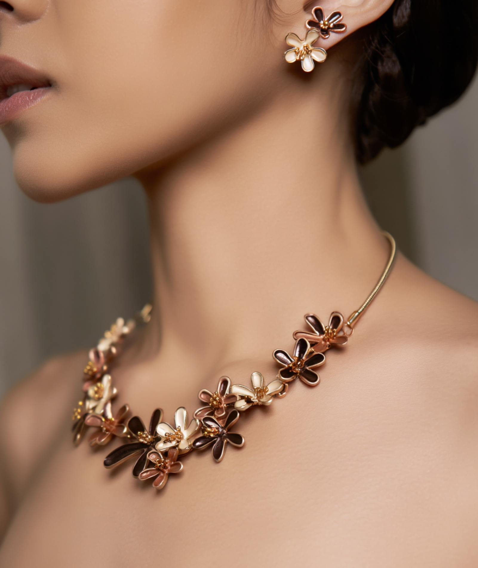 Conjunto feminino colar e brincos folheado floral
