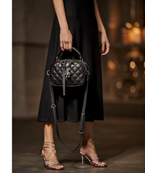 Bolsa feminina em couro ecológico com pingente - Meredith