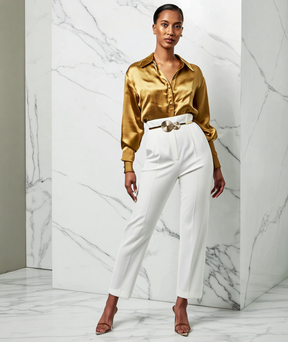 Cinto feminino dourado com fivela decorada em metal