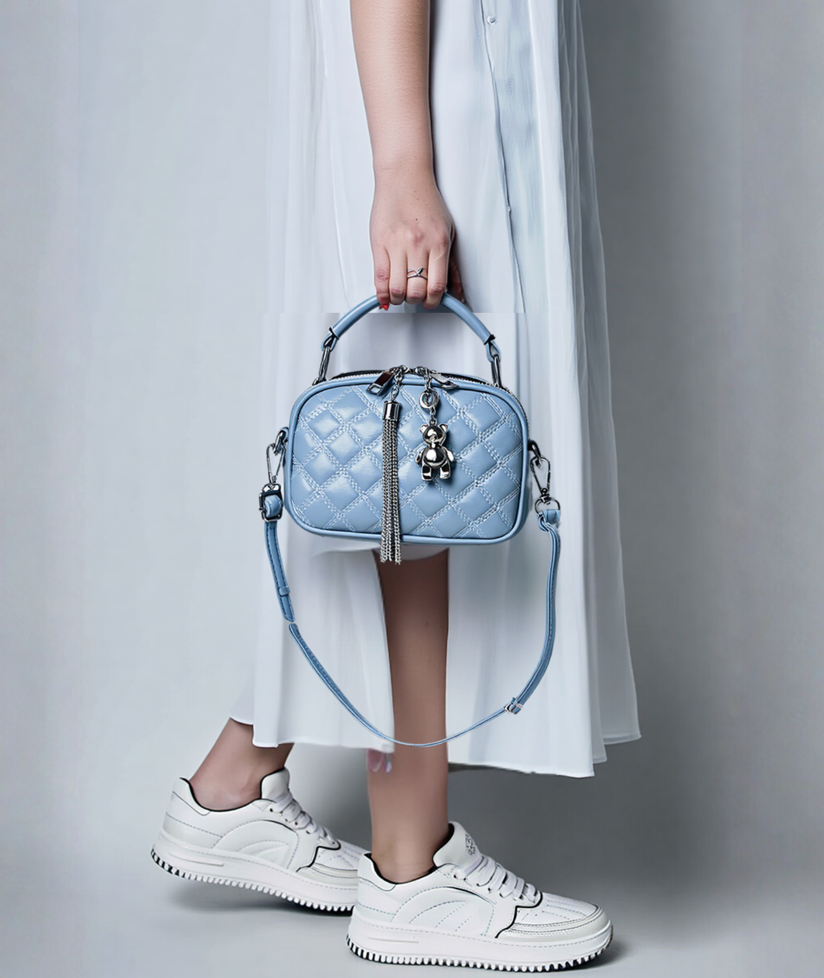 Bolsa feminina em couro ecológico com pingente - Meredith