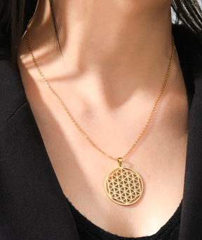 Colar feminino folheado com medalhão Flor da Vida