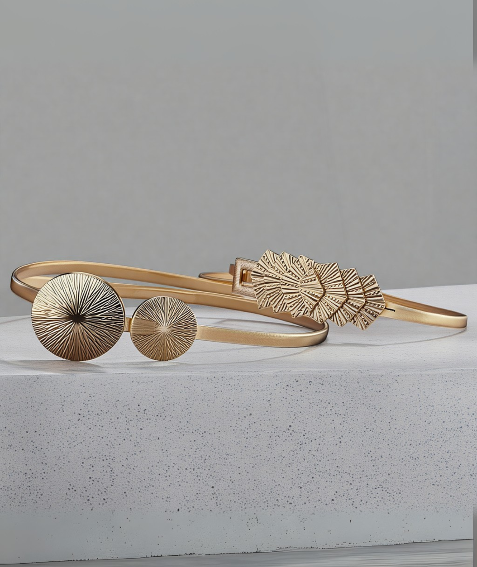 Cinto feminino dourado com fivela decorada em metal