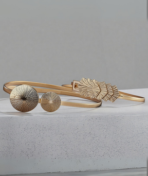 Cinto feminino dourado com fivela decorada em metal